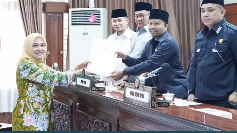penandatanganan Nota Persetujuan Bersama terhadap Rancangan Peraturan Daerah (Raperda) dalam rapat paripurna di Gedung DPRD Kota Bukittinggi, Jumat (24/7/2026). (Foto: Pemko Bukittinggi)