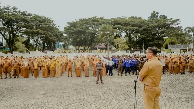  Bupati Solok Selatan H. Khairunas saat memimpin apel gabungan aparatur sipil negara (ASN) di Halaman Kantor Bupati Solok Selatan, Senin (27/7/2026). (Foto: Pemkab Solsel).