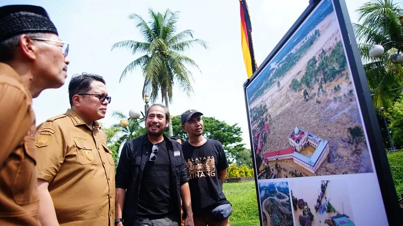 Pameran Foto Prahara Pulau Emas resmi dibuka di halaman Istano Basa Pagaruyung, Tanah Datar, Senin (27/7/2026).  (Foto: Pemkab Tanah Datar)