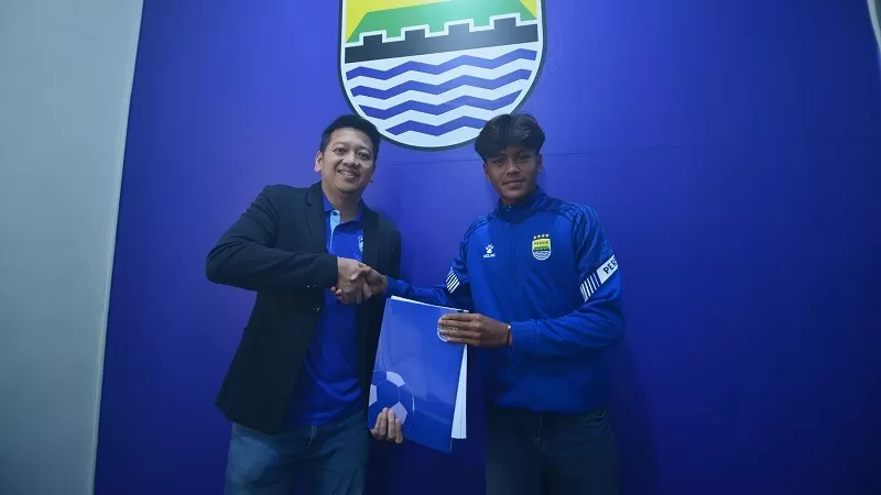 Pemain muda asal Payakumbuh, Sumatera Barat, Rafi Rasyiq, resmi mendapatkan kesempatan berkarier di level profesional setelah dipromosikan ke skuad senior Persib Bandung.  (Foto: Persib Bandung)
