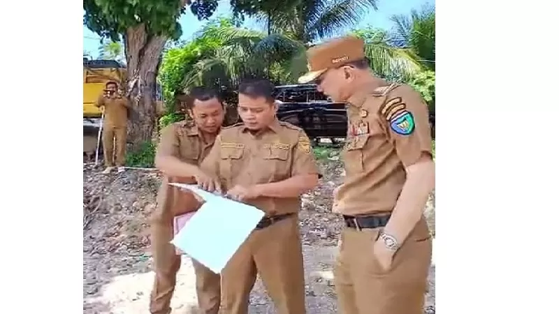 Bupati Pesisir Selatan Hendrajoni turun langsung meninjau lokasi pekerjaan pada Senin (27/7/2026).  (Foto: Pemkab Pessel)