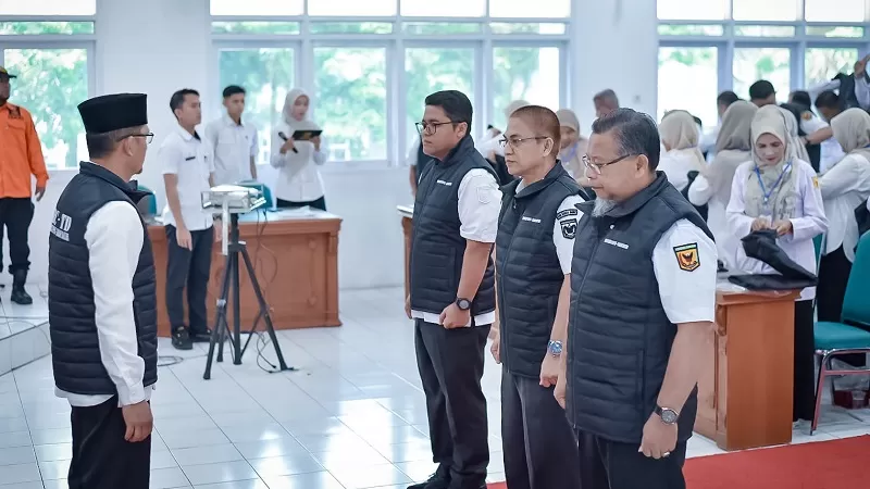 Pengukuhan Tim Reaksi Cepat (TRC) Penanggulangan Bencana Organisasi Perangkat Daerah (OPD) dilakukan oleh Bupati Tanah Datar yang diwakili Sekretaris Daerah (Sekda) Abdurrahman Hadi di Aula Kantor Bupati, Rabu (29/7/2026). (Foto: Pemkab Tanah Datar)
