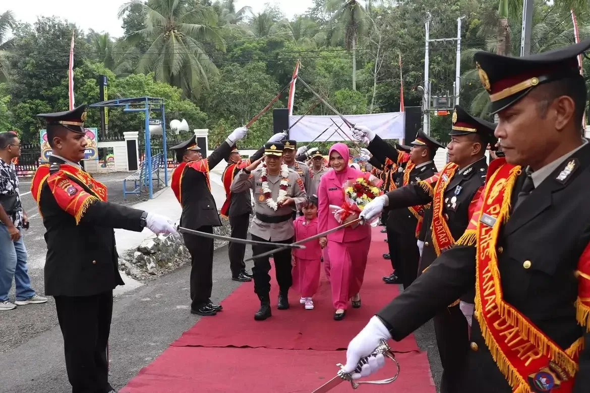 Tradisi Pedang Pora menjadi rangkaian pembuka dalam penyambutan Kapolres Tanah Datar yang baru, AKBP Marwan Fajrin, S.I.K., M.I.K., bersama istri di Markas Komando (Mako) Polres Tanah Datar, Rabu (29/7/2026). (Foto: Polres Tanah Datar)
