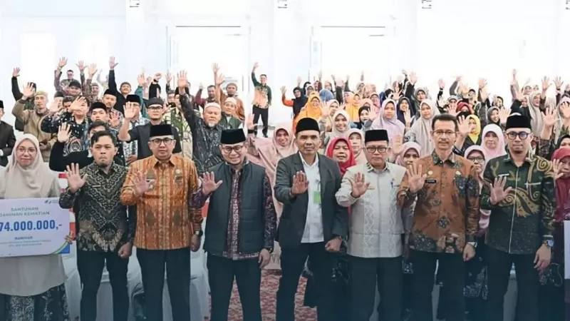 Penyerahan insentif dilakukan secara simbolis oleh Wakil Wali Kota Bukittinggi, Ibnu Asis, di Balairung Rumah Dinas Wali Kota pada Kamis (30/7/2026).  (Foto: Pemko Bukittinggi)