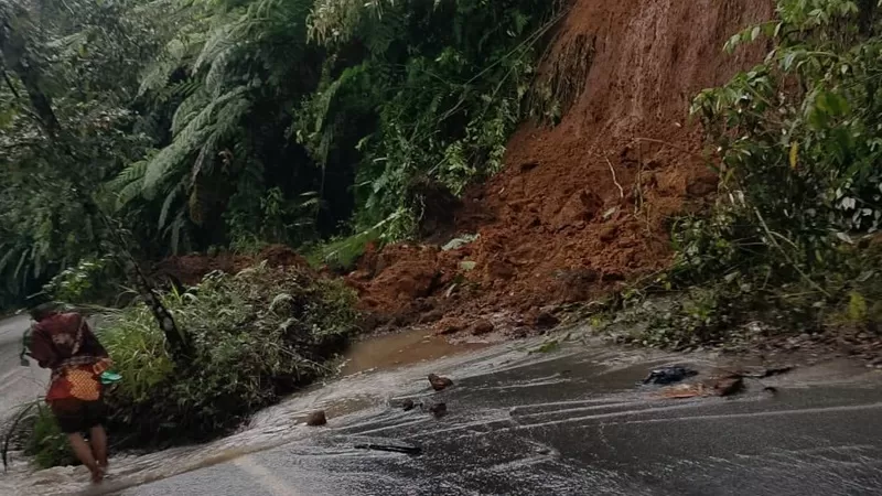 Curah hujan tinggi yang mengguyur Kecamatan Malalak, Kabupaten Agam, pada Sabtu (25/7/2026) sore mengakibatkan banjir dan jalan amblas di Nagari Malalak Timur. (Foto: Pemkab Agam)