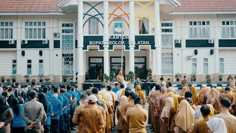 Bupati Solok Selatan H. Khairunas saat memimpin apel gabungan di halaman Kantor Bupati Solok Selatan, Senin (06/07/2026). (Foto: Pemkab Solsel)