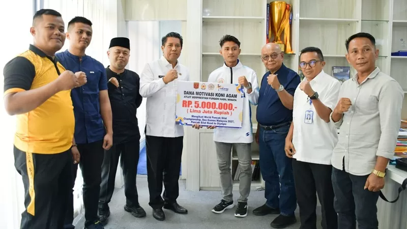 Keberangkatan atlet muda pencak silat Kabupaten Agam itu menuju Pelatnas dilepas langsung oleh Sekretaris Daerah Kabupaten Agam, Dr Mhd Lutfi, di ruang kerjanya pada Jumat (31/7/2026). (Foto: Pemkab Agam)