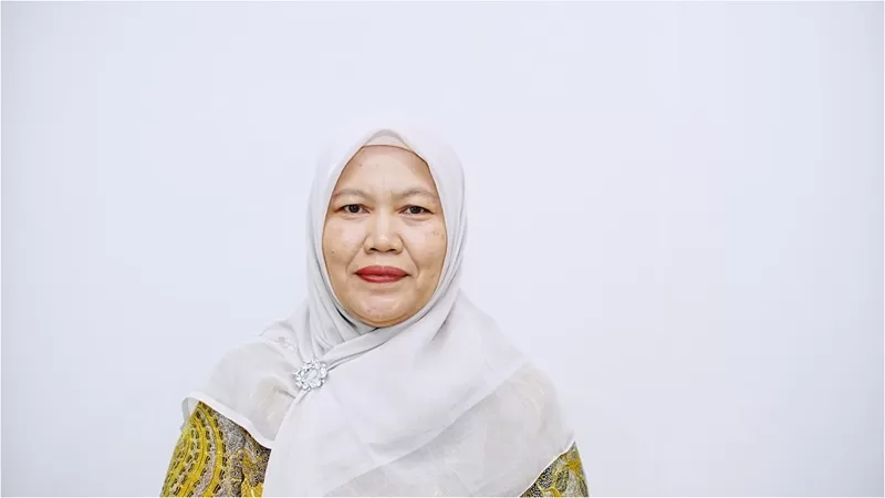 Guru Besar Bidang Ilmu Gizi Kesehatan Masyarakat Fakultas Kesehatan Masyarakat Universitas Andalas (Unand), Prof. Dr. Azrimaidaliza, S.K.M., M.K.M., saat ditemui di ruang kerjanya, Rabu (8/7/2026).  (Foto: Unand)