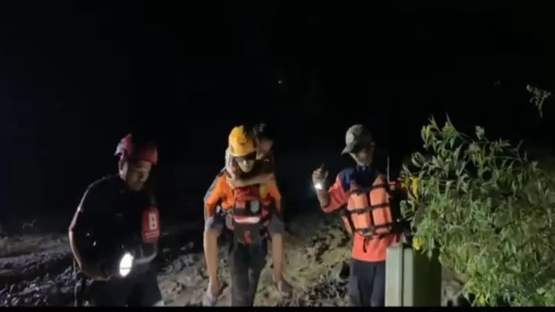 Banjir yang melanda Nagari Sungai Batang, Kecamatan Tanjung Raya, Kabupaten Agam, Sabtu (18/7) malam mengakibatkan 70 rumah warga terendam dan ratusan warga terpaksa mengungsi.  (Foto: Diskominfo Agam)