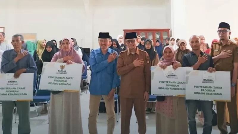  Badan Amil Zakat Nasional (Baznas) Kota Bukittinggi kembali menyalurkan dana zakat dan infak kepada masyarakat yang berhak menerima. Sebanyak 61 mustahik memperoleh bantuan dengan total anggaran lebih dari Rp35 juta melalui empat program yang telah disiapkan Baznas bersama Pemerintah Kota Bukittinggi. Penyaluran bantuan berlangsung di Aula Kantor Baznas Bukittinggi pada Selasa, 7 Juli 2026. (Foto: Pemko Bukittinggi)