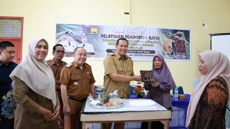 Sebanyak 20 warga dari berbagai kecamatan di Kota Pariaman mengikuti Pelatihan Pembuatan Batik Cap yang digelar di Aula Dinas Perindustrian, Perdagangan, Koperasi dan UKM Kota Pariaman, Selasa (7/7/2026).  (Foto: Pemko Pariaman)