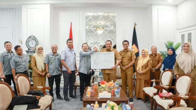 Penyerahan sertifikat merek dilakukan oleh Kepala Kantor Wilayah Kementerian Hukum Sumatera Barat, Alpius Sarumaha, bersama rombongan kepada Wali Kota Pariaman, Yota Balad, yang didampingi organisasi perangkat daerah terkait di Ruang Kerja Wali Kota Pariaman, Selasa (7/7/2026). (Foto: Pemko Pariaman)