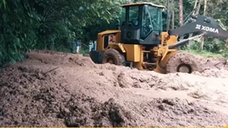 Akses Jalan Nasional Palupuh-Kumpulan sempat lumpuh total setelah material longsor menutup seluruh badan jalan di KM 124+800, Nagari Nan Limo, Jorong Tunggua Banio Bateh Rimbang, Kabupaten Agam, Sabtu (4/7/2026). (Foto: BPJN Sumbar)