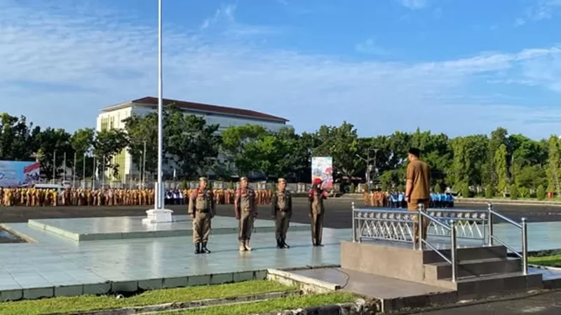  Bupati Pasaman Barat Yulianto saat memimpin Apel Gabungan ASN Pemerintah Kabupaten Pasaman Barat di halaman Kantor Bupati, Senin (6/7/2026). (Foto: Pemkab Pasbar)