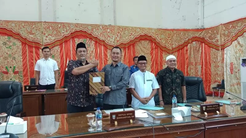  Wakil Bupati Pasaman Barat M. Ihpan yang mewakili Bupati dalam Rapat Paripurna DPRD Pasaman Barat di Aula DPRD, Jumat (17/7/2026). (Foto: Pemkab Pasbar)