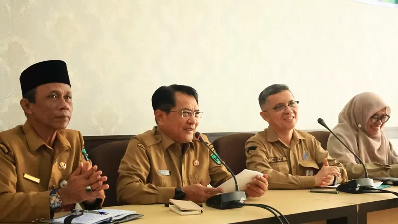  Bupati Padang Pariaman, H. John Kenedy Azis, saat membuka kegiatan Monitoring dan Evaluasi Program GERMAS SAPA yang diselenggarakan Balai Besar Pengawas Obat dan Makanan (BBPOM) di Padang di Ruang Rapat Sekretaris Daerah, Selasa (28/7/2026). (Foto: Pemkab Padang Pariaman)