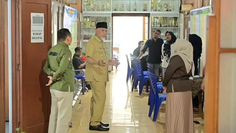 Gubernur Sumatera Barat, Mahyeldi Ansharullah, meninjau proses verifikasi berkas Sistem Penerimaan Murid Baru (SPMB) Tahun Ajaran 2026/2027 di SMA Negeri 1 Bukittinggi, Selasa (30/6/2026). (Foto: Pemprov Sumbar)