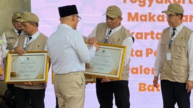  Penyerahan penghargaan dilakukan oleh Wakil Menteri Haji dan Umrah, Dahnil Anzar Simanjuntak, dalam Rapat Kerja Nasional Evaluasi Penyelenggaraan Haji dan Retret Kementerian Haji dan Umrah yang digelar di Asrama Haji Pondok Gede, Jakarta, Minggu (5/7/2026). (Foto: Kemenhaj Sumbar)
