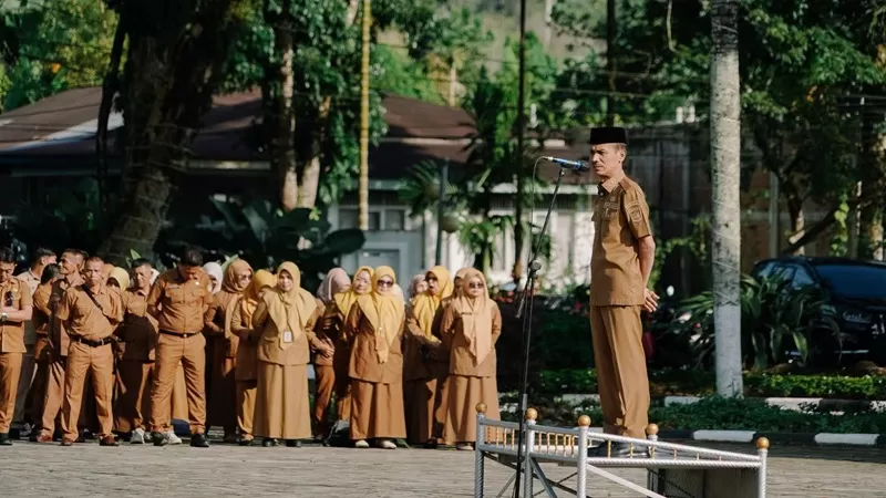 Upacara peringatan Hari Koperasi Nasional yang dirangkaikan dengan Apel Gabungan Aparatur Sipil Negara (ASN) di lingkungan Pemerintah Kabupaten Solok Selatan. Kegiatan berlangsung di Halaman Kantor Bupati Solok Selatan, Senin (13/7/2026). (Foto: Pemkab Solsel)