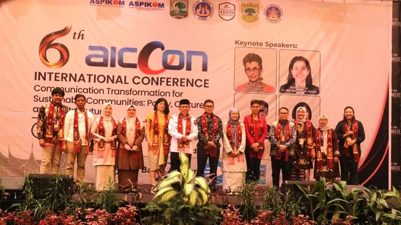 Peluncuran buku Panduan Kurikulum dan Standarisasi Laboratorium Aspikom menjadi salah satu agenda utama dalam Aspikom International Communication Conference (AICCON) 2026 yang digelar di Hotel ZHM Premier Padang, Rabu (22/7/2026).  (Foto: Unand)