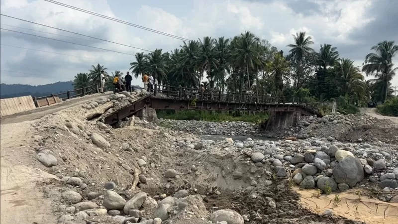  Pemerintah Kabupaten Padang Pariaman kembali membuka akses Jembatan Darurat Anduriang di Nagari Anduriang, Kecamatan 2x11 Kayu Tanam, setelah pekerjaan normalisasi Sungai Batang Anai selesai dilaksanakan.  (Foto: Pemkab Padang Pariaman)