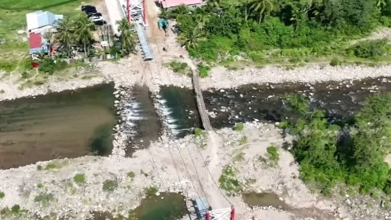 Pembangunan Jembatan Gantung Koto Rawang di Nagari Koto Rawang, Kabupaten Pesisir Selatan, memasuki tahap penyelesaian akhir setelah progres fisiknya mencapai 85,83 persen hingga awal Juli 2026.  (Foto: BPJN Sumbar)
