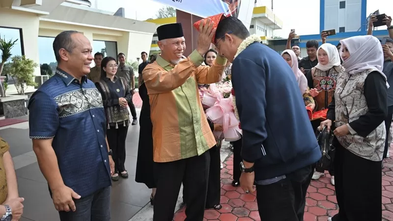 Gubernur Sumatera Barat (Sumbar) Mahyeldi Ansharullah menyambut langsung kedatangan Kepala Kepolisian Daerah (Kapolda) Sumbar yang baru, Irjen Pol. Djati Wiyoto Abadhy, di ruang VIP Bandara Internasional Minangkabau (BIM), Padang Pariaman, Minggu (5/7/2026). (Foto: Pemprov Sumbar)