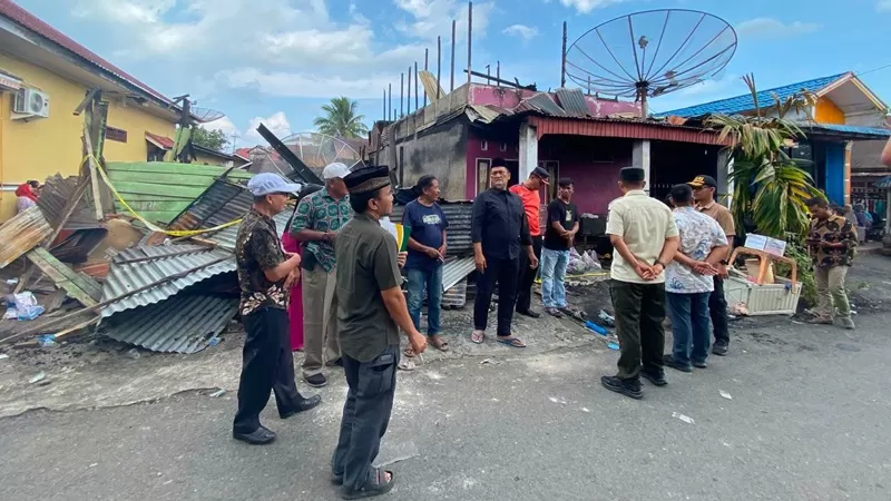 Penyerahan bantuan dilakukan langsung oleh Wakil Bupati Pasaman Barat M. Ihpan pada Kamis (16/7/2026). (Foto: Pemkab Pasbar)