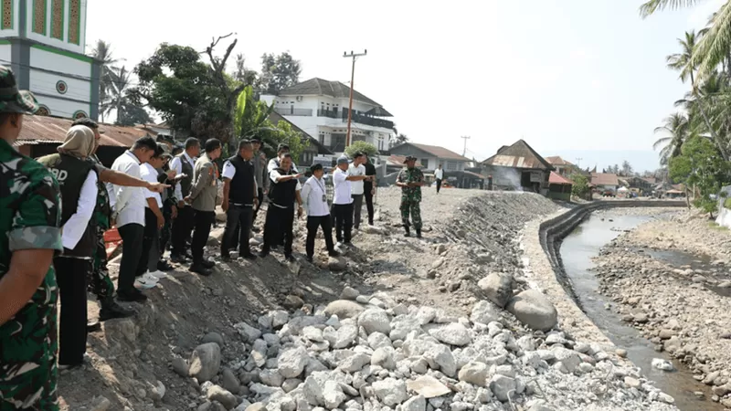 Satuan Tugas (Satgas) Percepatan Rehabilitasi dan Rekonstruksi (PRR) Pascabencana Sumatera mengawal pemanfaatan tambahan Transfer ke Daerah (TKD) Tahun Anggaran 2026 di Kabupaten Solok, Sumatera Barat, guna memastikan proses pemulihan pascabencana berlangsung lebih cepat dan menyeluruh.  (Foto: Kemendagri)