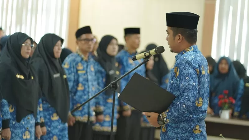 Prosesi pelantikan berlangsung di Aula Dinas Pendidikan Kota Solok, Jumat (17/7/2026).  (Foto: Pemko Solok)