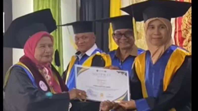 Sebanyak 20 lansia mengikuti prosesi tersebut di Kantor Wali Nagari Ladang Laweh, Kecamatan Banuhampu, Senin (27/7/2026), setelah menyelesaikan 15 kali pertemuan. (Foto: Pemkab Agam)