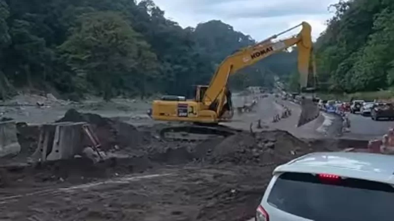 Hingga 29 Juni 2026, progres pekerjaan Lembah Anai telah mencapai 95,08 persen. Meski demikian, proses pengaspalan di sejumlah ruas jalan masih berlangsung hingga 15 Juli 2026 sehingga sistem buka tutup arus lalu lintas masih diterapkan di beberapa titik.