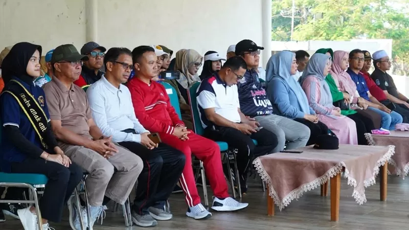 Pemerintah Kabupaten Tanah Datar bersama Forum Koordinasi Pimpinan Daerah (Forkopimda), UIN Mahmud Yunus Batusangkar, LKAAM Kabupaten Tanah Datar, MUI Tanah Datar dan berbagai unsur masyarakat mendeklarasikan komitmen bersama untuk menolak Lesbian, Gay, Bisexual dan Transgender (LGBT), narkoba serta berbagai bentuk penyakit masyarakat (pekat) di Lapangan Cindua Mato, Batusangkar, Minggu (5/7/2026). (Foto: Pemkab Tanah Datar)