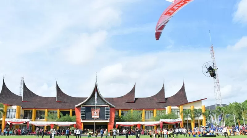 Peringatan 33 tahun Lubuk Basung sebagai Ibu Kota Kabupaten Agam yang digelar di halaman Kantor Bupati Agam, Minggu (19/7/2026). (Foto: Pemkab Agam)