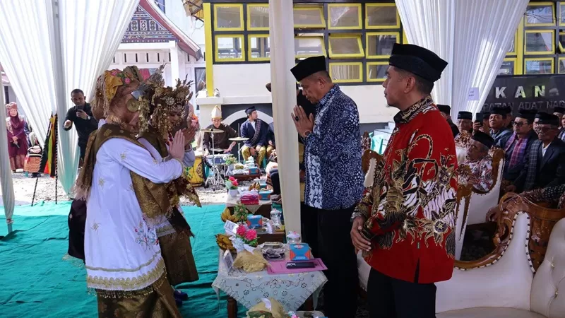 Acara manjapuk sumando berlangsung di Kantor Kerapatan Adat Nagari (KAN) Limbukan, Kecamatan Payakumbuh Selatan, Minggu (28/6/2026)