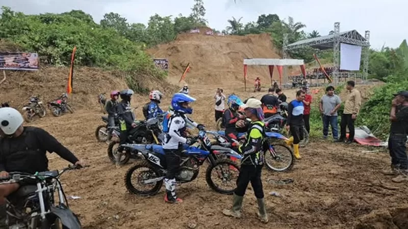  Lebih dari 1.000 rider dari berbagai daerah di Sumatera, Pulau Jawa hingga Jakarta ambil bagian dalam Trabas Extreme Gunung Silayang yang digelar di Tanah Kapling Yumira, Jorong Balai Ahad, Lubuk Basung, Minggu (12/7/2026).  (Foto: Pemkab Agam)