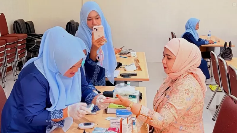Ketua Dharma Wanita Persatuan (DWP) Kabupaten Padang Pariaman, Ny. Renny Hendra Aswara, saat menghadiri pertemuan bulanan Dharma Wanita Persatuan Unit Pelaksana Perumda Tirta Anai. Kegiatan yang mengangkat tema 