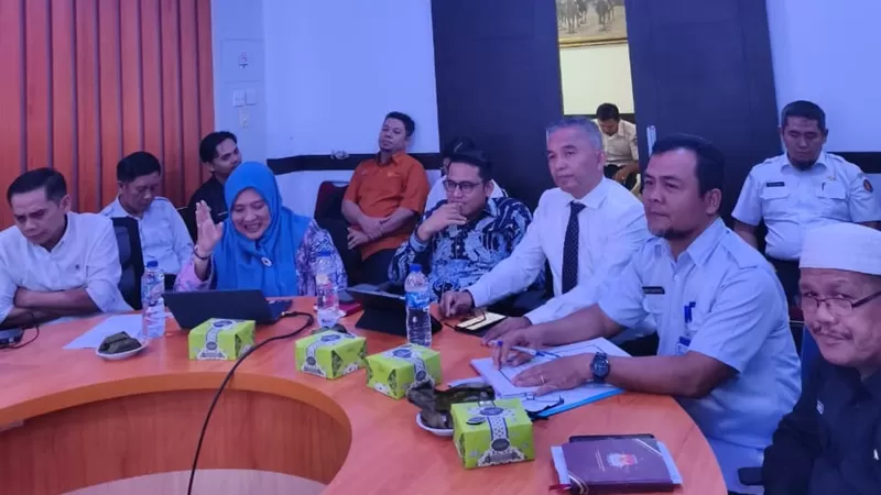 Koordinasi antara Pejabat Pengelola Informasi dan Dokumentasi (PPID) Utama dengan PPID Badan Publik melalui rapat konsolidasi yang digelar Dinas Komunikasi dan Informatika (Diskominfo), di Ruang Dillo Lantai II Kantor Bupati Padang Pariaman pada Rabu (1/7/2026). (Foto: Pemkab Padang Pariaman)