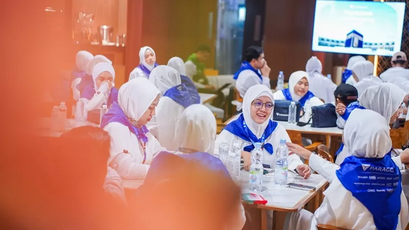 Prosesi pelepasan peserta umrah berlangsung di Palmeera Lounge, Terminal 2 Bandara Internasional Soekarno-Hatta, Senin (13/7/2026). (Foto: Paragon)