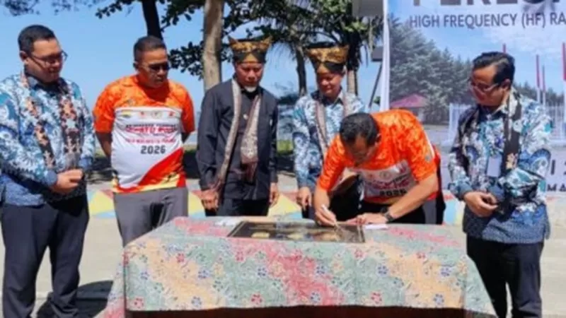  Badan Meteorologi, Klimatologi, dan Geofisika (BMKG) terus memperkuat sistem pemantauan wilayah laut di Indonesia. Salah satu langkah tersebut diwujudkan melalui peresmian fasilitas High Frequency (HF) Radar Array di Pantai Anas Malik, Kelurahan Lohong, Kecamatan Pariaman Tengah, Kota Pariaman, Jumat (3/7/2026). (Foto: Pemko Pariaman)