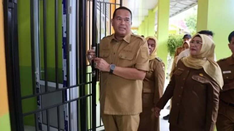 Wali Kota Pariaman Yota Balad meninjau langsung sejumlah sekolah penerima Program Revitalisasi Satuan Pendidikan Tahun Anggaran 2026 pada Senin (20/7/2026). (Foto: Pemko Pariaman)