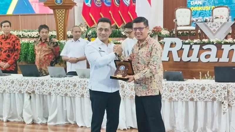 Penandatanganan PKS dilakukan oleh Kepala Dinas Kominfo Kota Pariaman, Yalviendri, bersama Kepala Balai Besar Sertifikat Elektronik (BSrE) BSSN, Jonathan Gerhard Tarigan. Kegiatan itu berlangsung di Auditorium Roebiono Kertopati, Kantor BSSN Sawangan, Depok, Jawa Barat, Rabu (8/7/2026). (Foto: Pemko Pariaman)