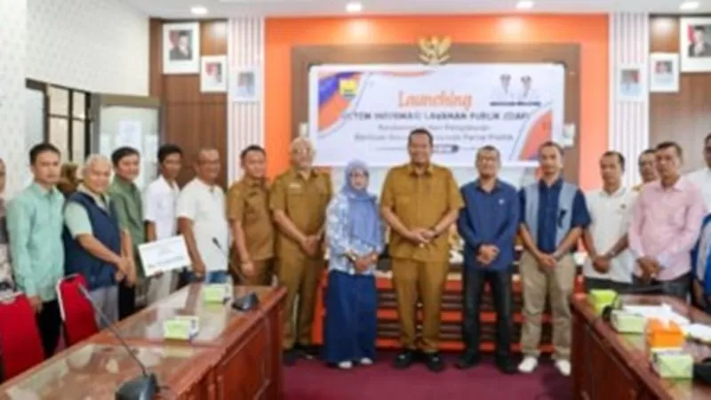 Penyerahan bantuan langsung oleh Wali Kota Pariaman, Yota Balad, di Ruang Rapat Wali Kota Pariaman, Senin (6/7/2026).