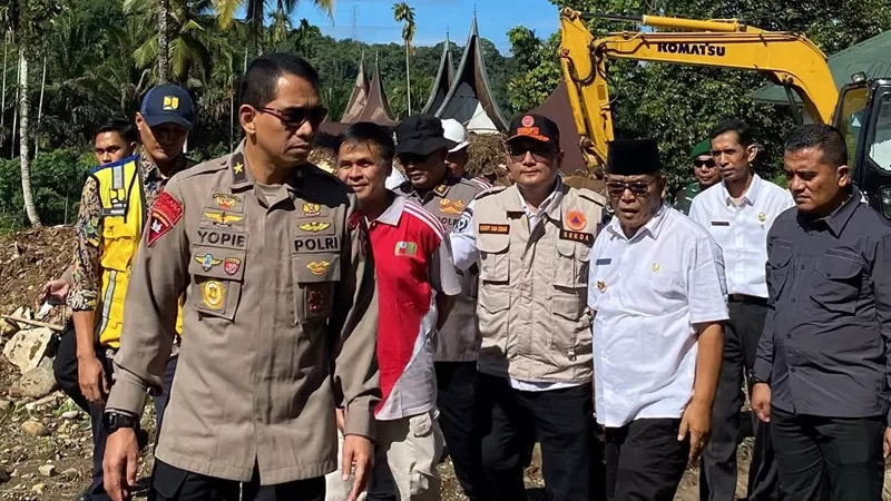 Satuan Tugas Nasional Percepatan Rehabilitasi dan Rekonstruksi (PRR) Pascabencana Alam Sumatera turun langsung meninjau sejumlah lokasi terdampak di Kecamatan Talamau, termasuk kawasan Polongan Anam yang menjadi salah satu titik rawan, sekaligus menyalurkan bantuan kemasyarakatan di Aia Gadang, Kecamatan Pasaman, Rabu (29/7/2026). (Foto: Pemkab Pasbar)