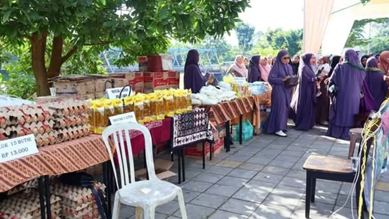Pemerintah Kota Payakumbuh memberikan apresiasi atas penyelenggaraan Pasar Sembako Murah yang digagas Organisasi Wanita Khadijah Zaman Now (KZN) di kawasan Taman Batang Agam, Kamis (2/7/2026).  (Foto: Pemko Payakumbuh)