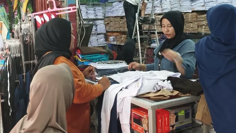 Jelang dimulainya tahun ajaran baru 2026/2027, toko-toko perlengkapan sekolah di Pasar Pusat Padang Panjang dipadati masyarakat yang berburu berbagai kebutuhan belajar.  (Foto: Pemko Padang Panjang)