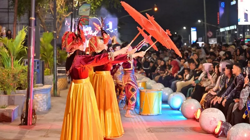 Ribuan warga memadati kawasan pedestrian di depan Ramayana Payakumbuh pada Sabtu (25/7/2026) malam untuk menyaksikan pembukaan ajang tahunan yang menghadirkan berbagai produk unggulan hasil karya pelaku usaha lokal. (Foto: Pemko Payakumbuh)