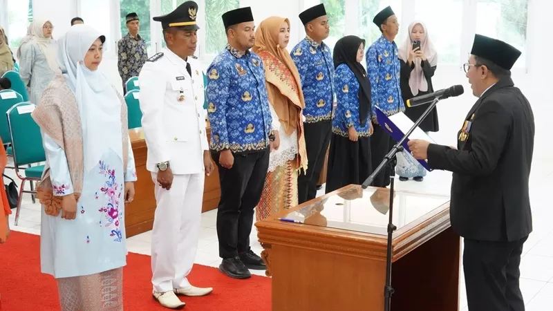 Sebanyak 12 Pegawai Negeri Sipil (PNS) resmi menempati jabatan baru di lingkungan Pemerintah Kabupaten Tanah Datar setelah dilantik oleh Bupati Tanah Datar, Eka Putra. (Foto: Pemkab Tanah Datar)