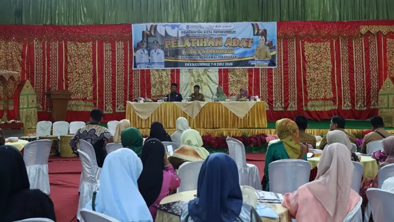 Pelatihan adat diselenggarakan Dinas Pariwisata, Pemuda, dan Olahraga (Disparpora) Kota Payakumbuh tersebut dibuka oleh Wali Kota Payakumbuh Zulmaeta yang diwakili Asisten I Bidang Pemerintahan dan Kesejahteraan Rakyat, Nofriwandi, di Aula Gedung Serbaguna Sawah Padang Aua Kuniang, Selasa (7/7/2026). (Foto: Pemko Payakumbuh)