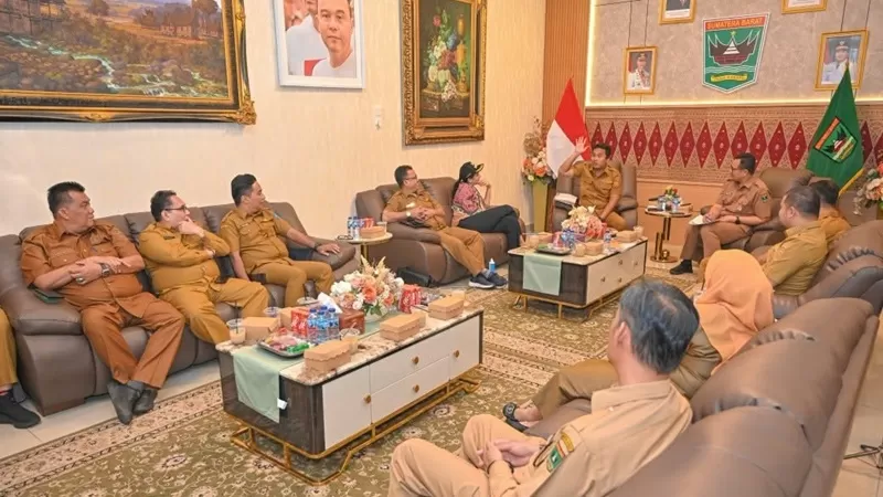  pertemuan yang dipimpin Wakil Gubernur Sumbar, Vasko Ruseimy, bersama Bupati Dharmasraya Annisa Suci Ramadhani, Bupati Sijunjung Benny Dwifa Yuswir, dan Wakil Wali Kota Sawahlunto Jeffry Hibatullah di Ruang Temu Rumah Dinas Wakil Gubernur, Senin (6/7/2026). (Foto: Pemprov Sumbar)